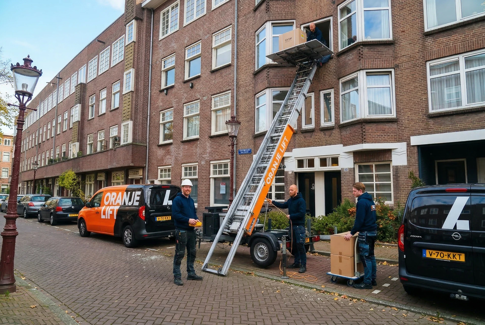 Aanhangerlift in smalle straat Heemskerk