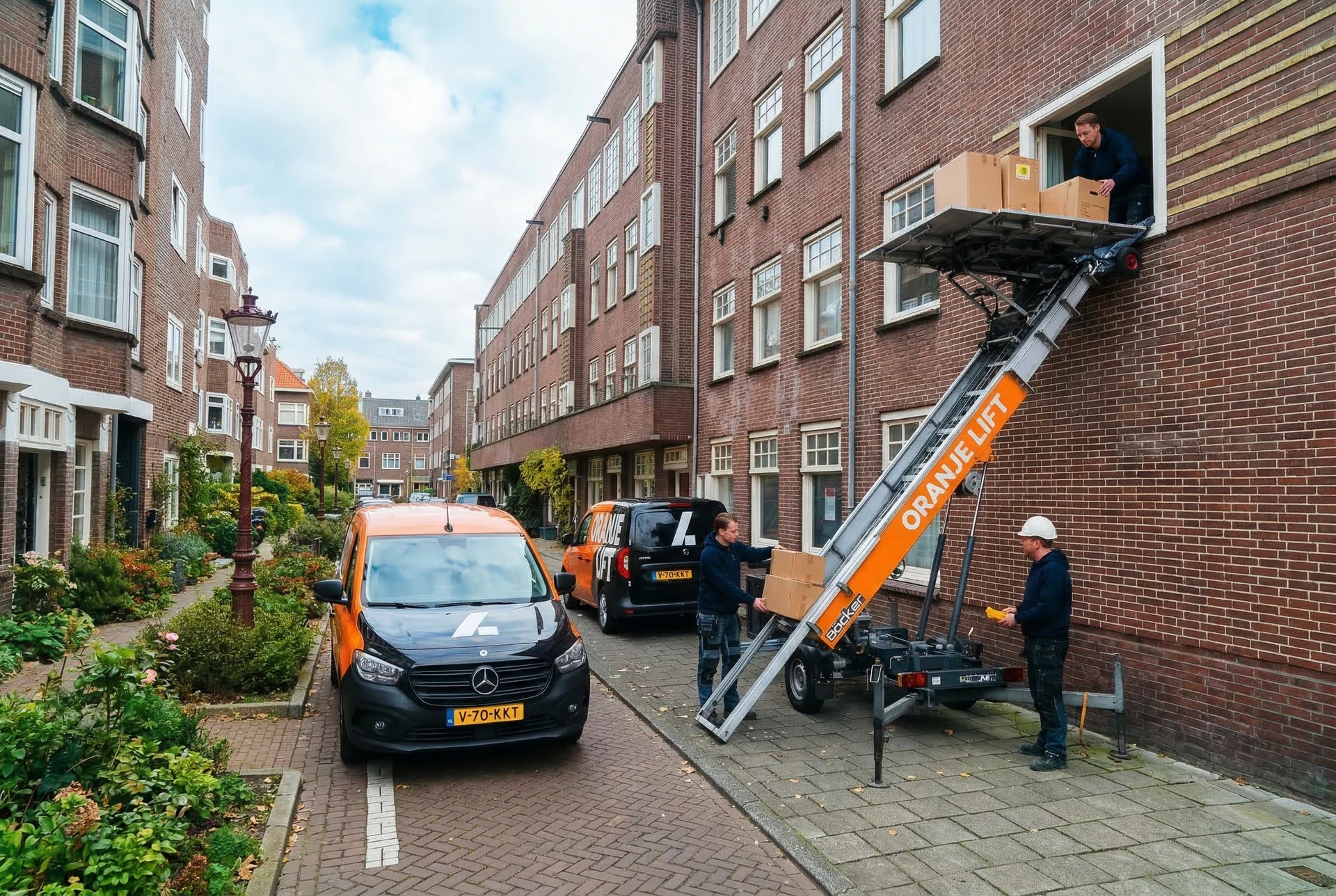 Aanhangerlift geplaatst in een smalle straat in Heemskerk