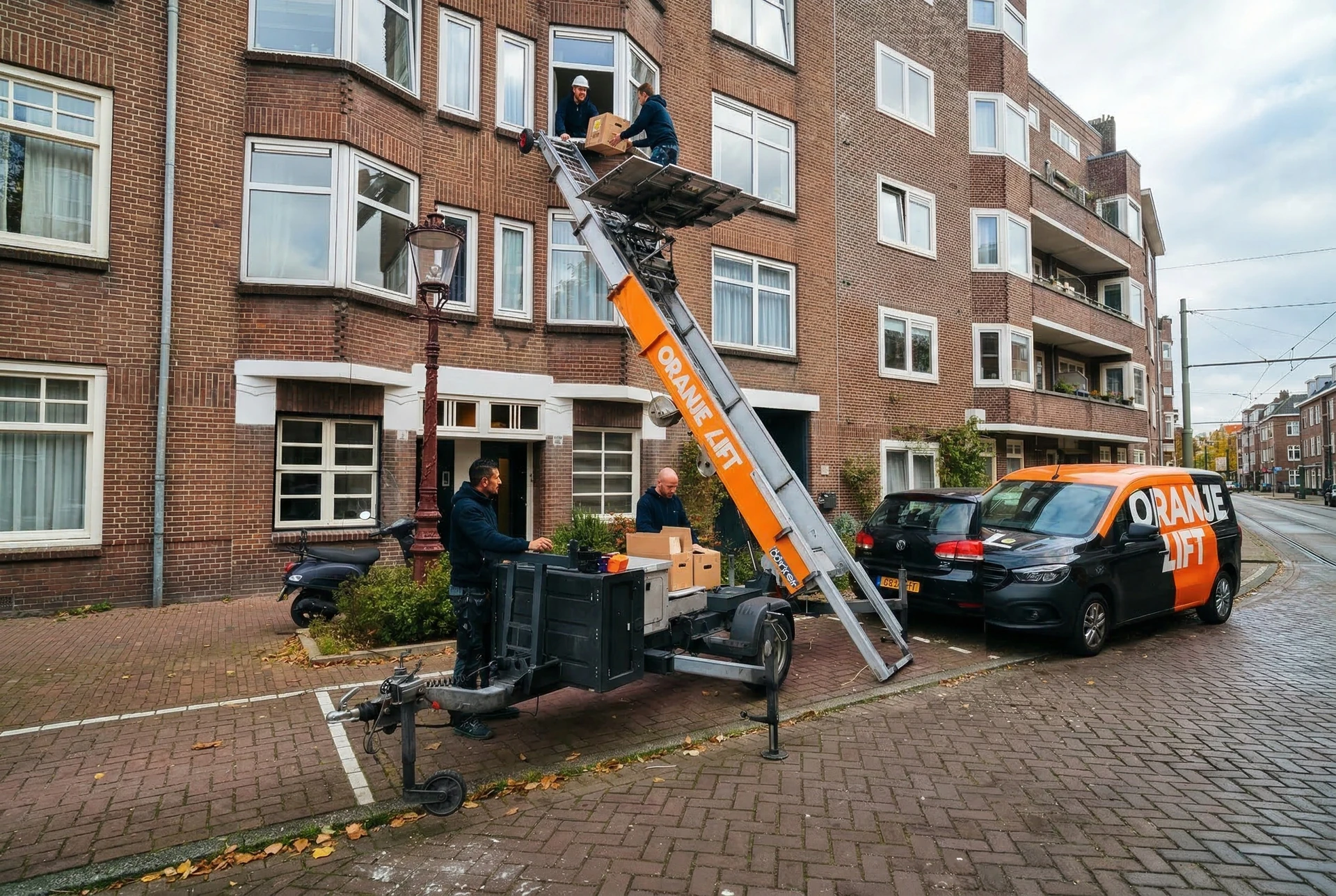 Verhuislift in actie bij woning in Heemskerk