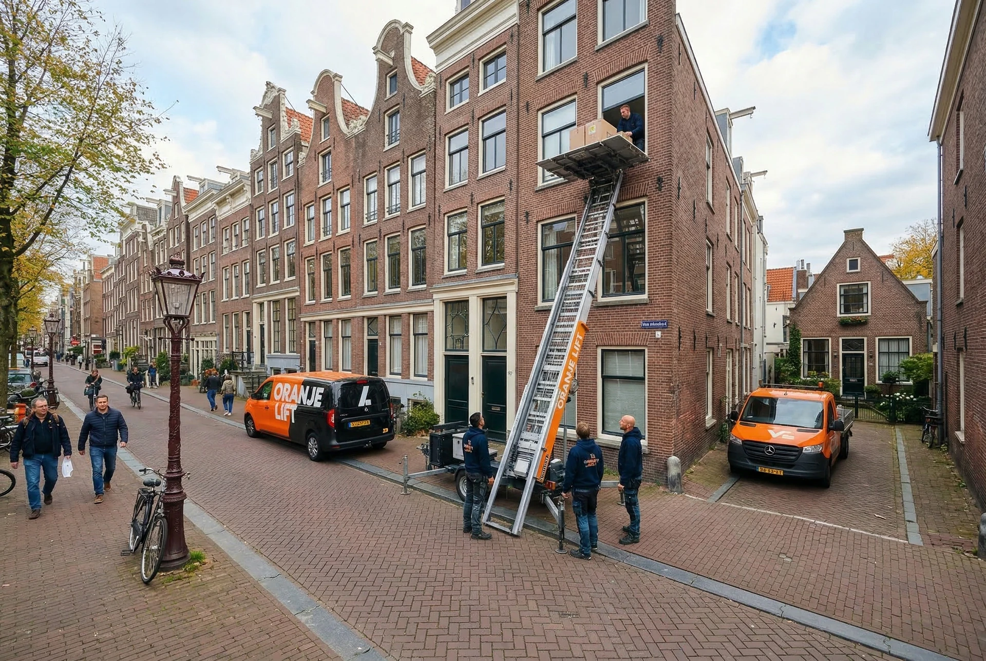 Aanhangerlift in smalle straat Heemskerk
