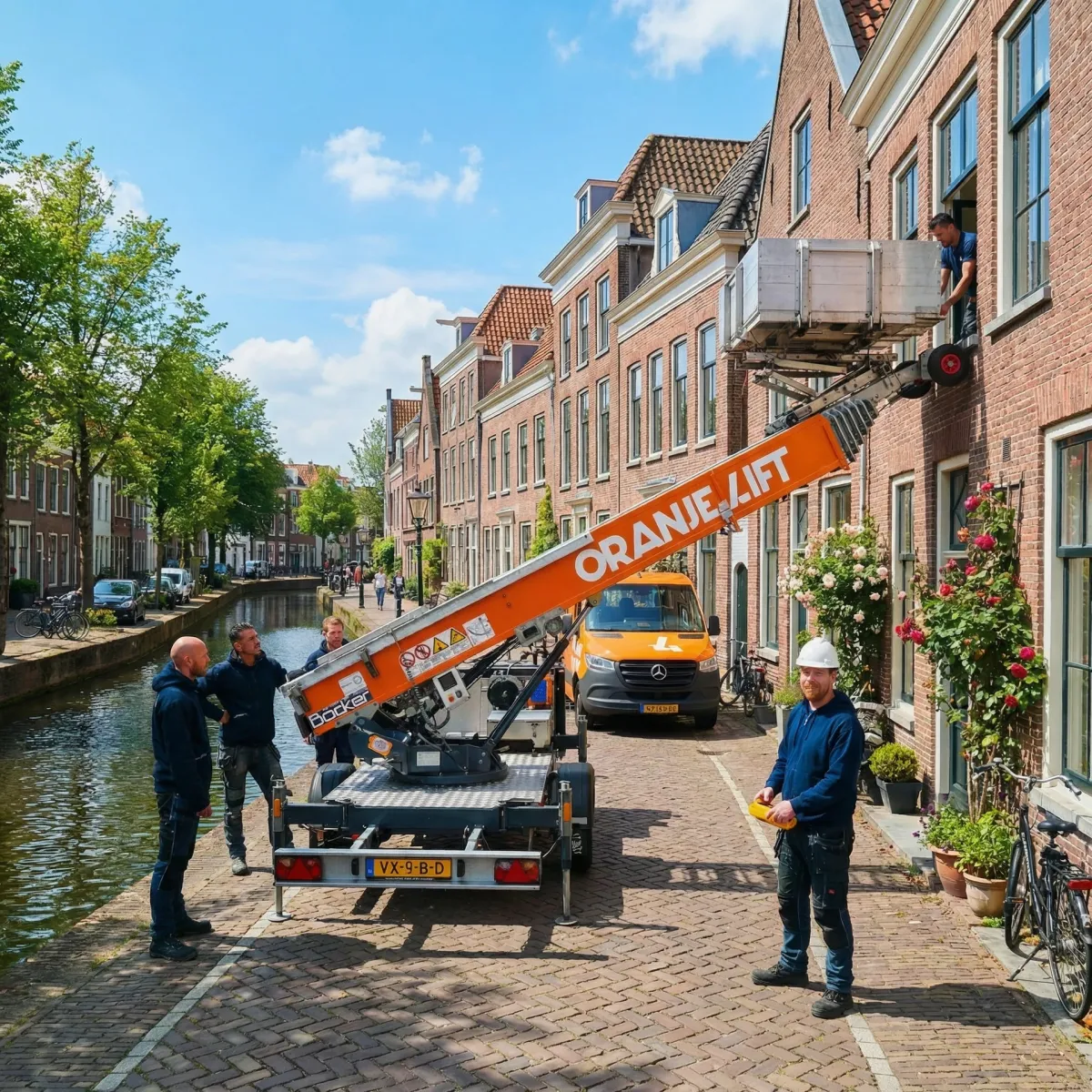 Verhuislift aan gracht in Amsterdam
